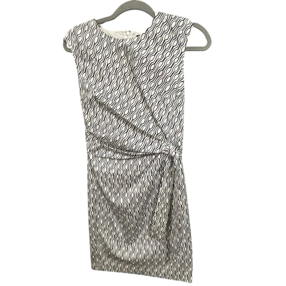Ann Taylor Black and White Geometrical, Ruched Waist Sleeveless Dress Size 4 - Picture 2 of 11